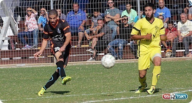 גמליאל (משמאל) מטווח לשער (לירן דורף)